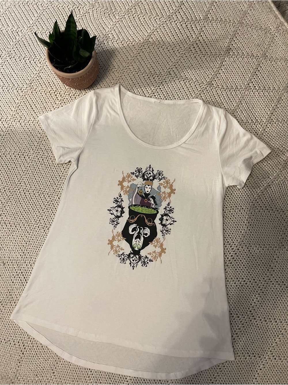 Disney Evil Queen Snow White Graphic Tee White Short Sleeve Women’s Top Medium